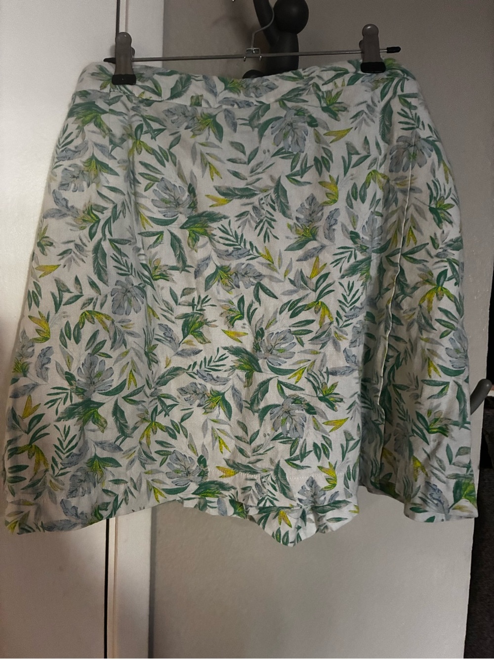 Ellen Tracy White Floral A-Line Skort with Green & Yellow Leaf Print